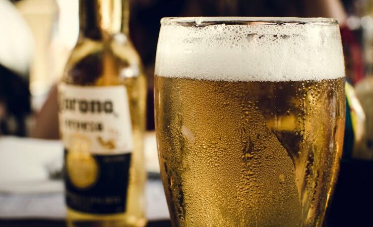 Google: пользователи интернета ищут связь пива Corona и коронавируса