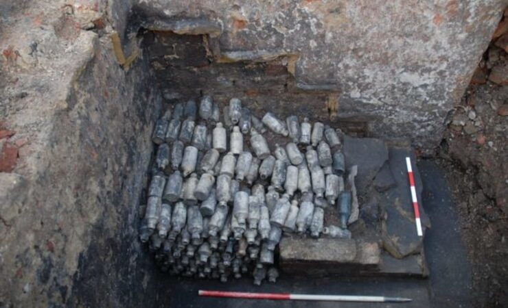 Британские археологи нашли 600 старинных бутылок с опасным пивом