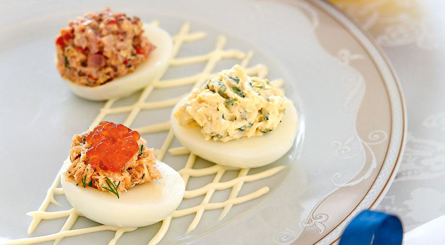 Вкусные фаршированные яйца — отличная закуска к водке