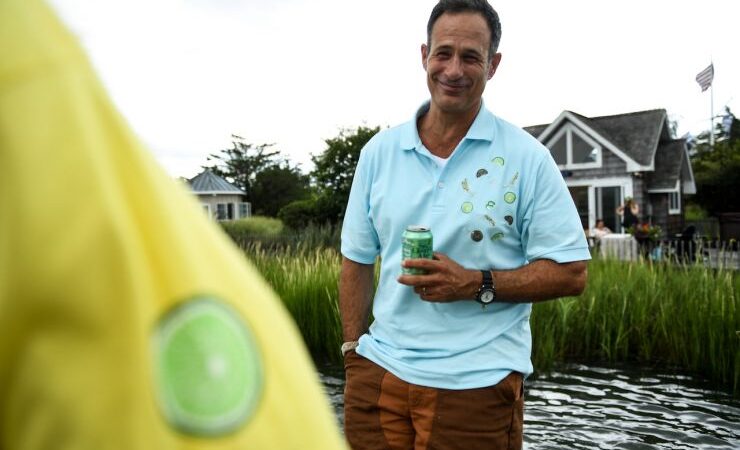 Dogfish Head и Rowing Blazers представили капсульную коллекцию одежды